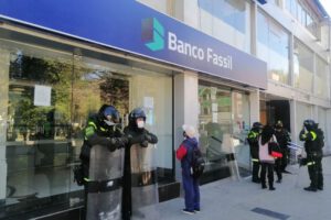 Usuarios del Banco Fassil en la incertidumbre tras la intervención de la entidad