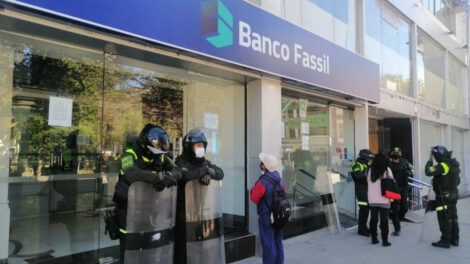 Usuarios del Banco Fassil en la incertidumbre tras la intervención de la entidad