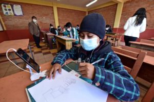 Escolares pasando clases en un colegio sobre adelantar las vacaciones invernales