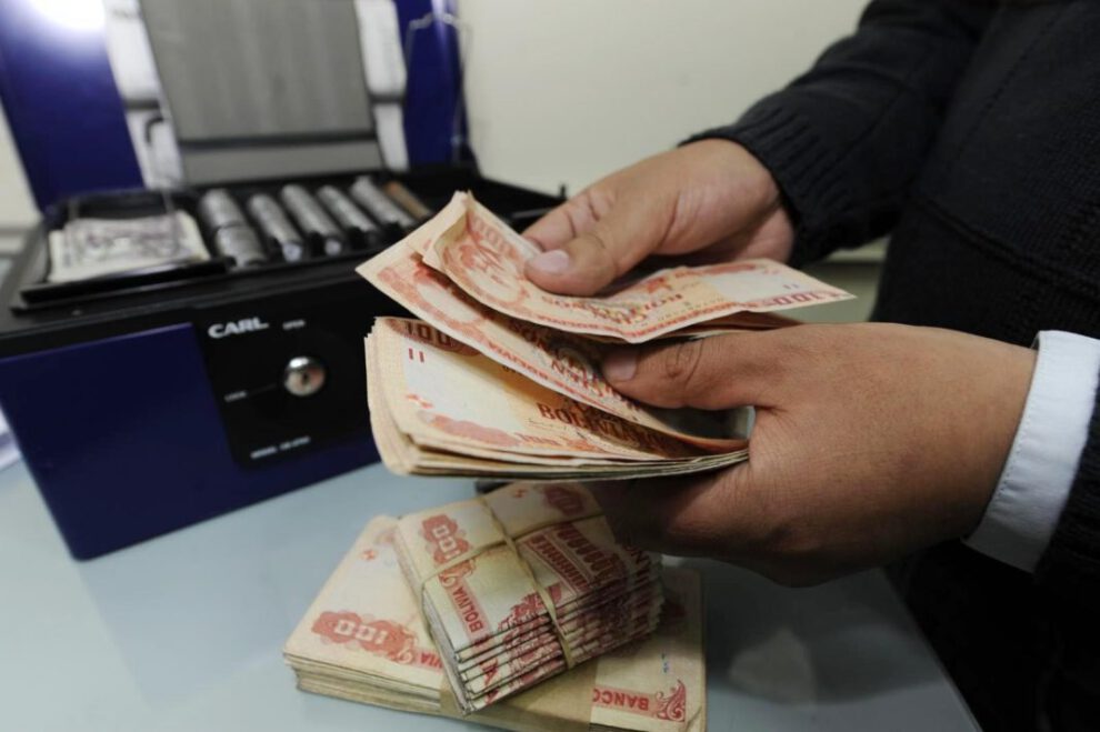 reducción de sueldos de autoridades y funcionarios en Bolivia