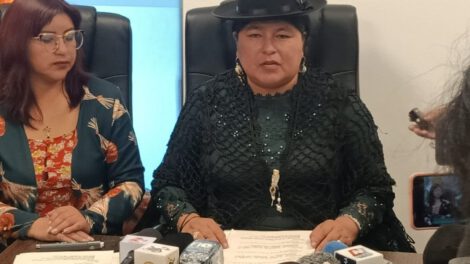 Proyecto de Ley del Oro presentado por la senadora Simona Quispe en conferencia de prensa