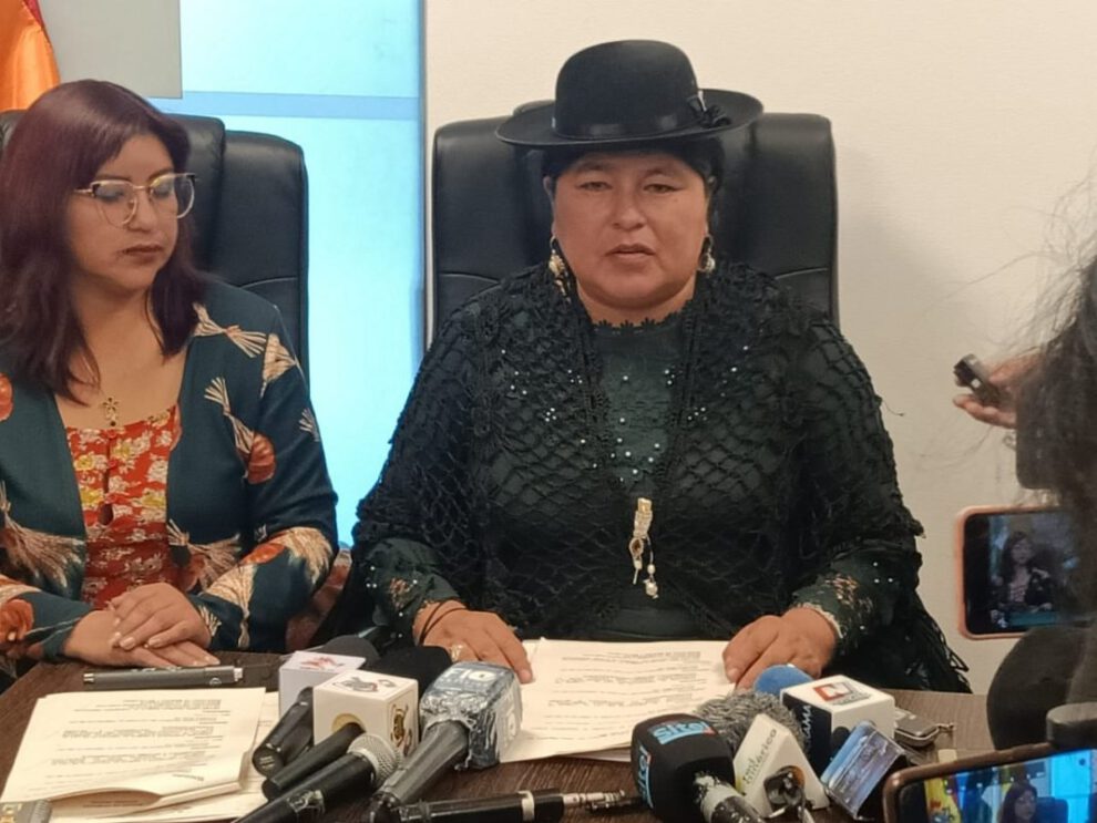 Proyecto de Ley del Oro presentado por la senadora Simona Quispe en conferencia de prensa