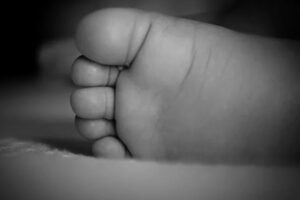Muere bebé por broncoaspiración mientras su madre consumía alcohol