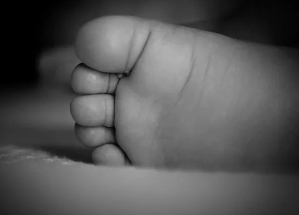 Muere bebé por broncoaspiración mientras su madre consumía alcohol
