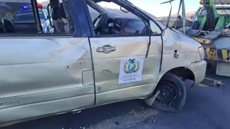 Hurto y conducción peligrosa de un vehículo oficial