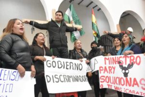 Maestros se crucifican como medida de presión durante el Día del Trabajo