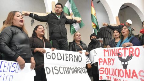 Maestros se crucifican como medida de presión durante el Día del Trabajo