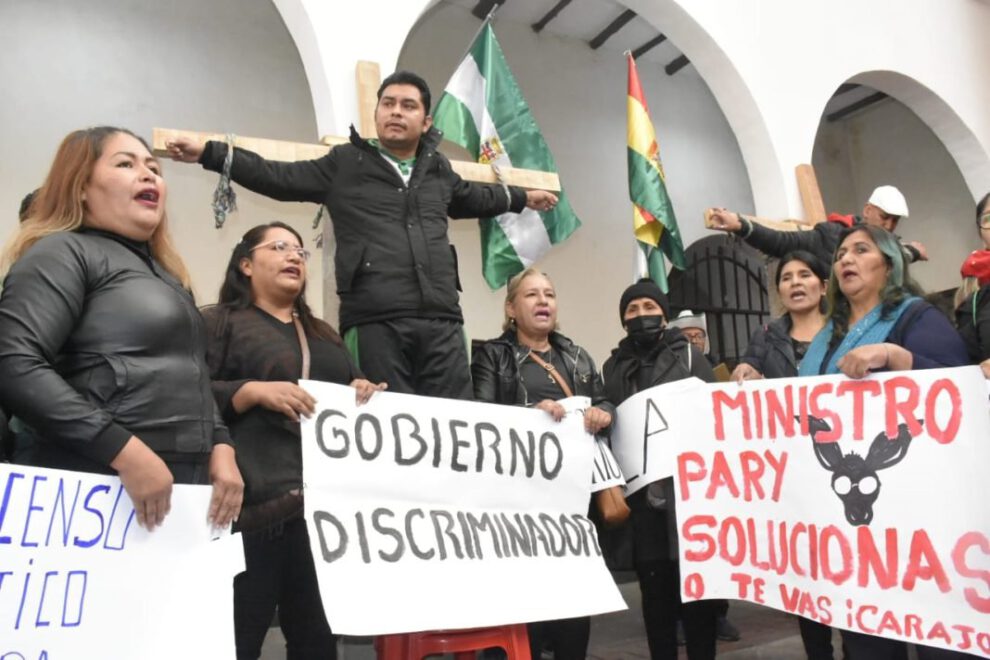Maestros se crucifican como medida de presión durante el Día del Trabajo