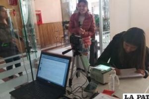 Registro en el Padrón Electoral por jóvenes en Oruro
