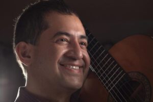 Marcos Puña en su MasterClass de guitarra en Oruro