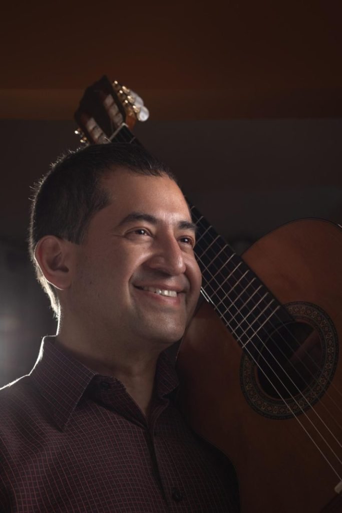 Marcos Puña en su MasterClass de guitarra en Oruro