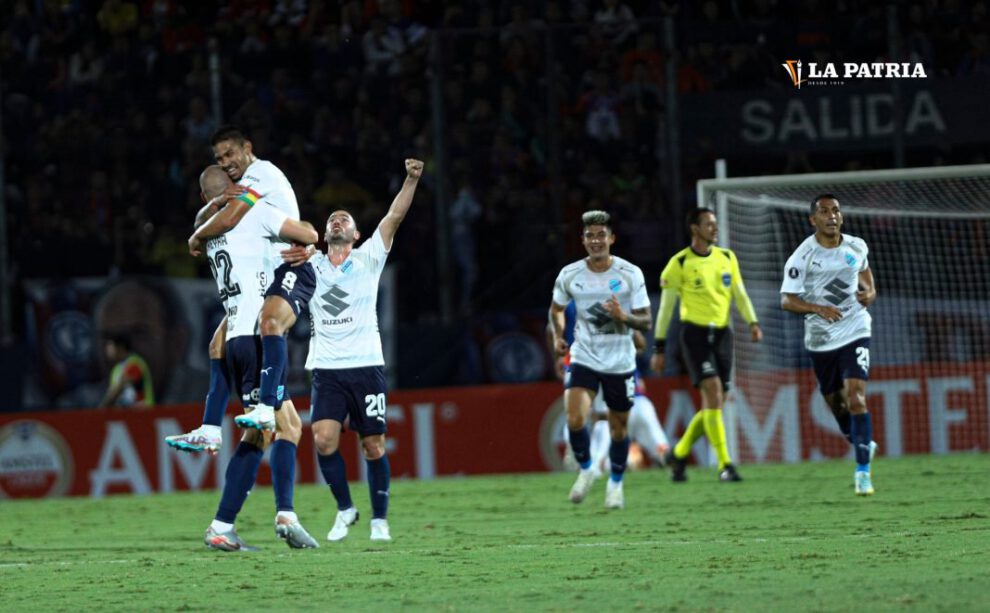 Bolívar festejó el triunfo en el estadio de Cerro Porteño