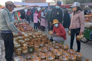 Feriantes del Oruro Moderno se preparan para instalarse en la zona Sur