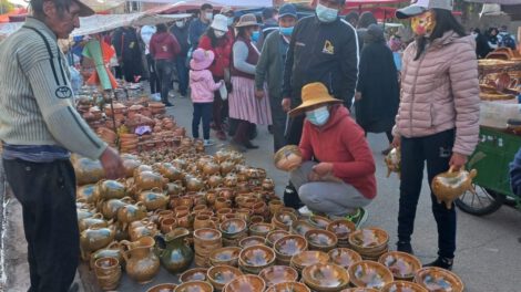 Feriantes del Oruro Moderno se preparan para instalarse en la zona Sur