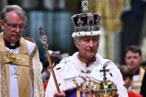 Carlos III coronado rey del Reino Unido en la Abadía de Westminster