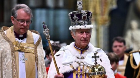 Carlos III coronado rey del Reino Unido en la Abadía de Westminster