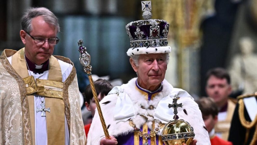 Carlos III coronado rey del Reino Unido en la Abadía de Westminster