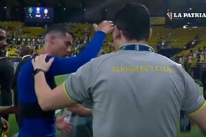 Cristiano Ronaldo empuja a auxiliar tras el empate del Al Nassr