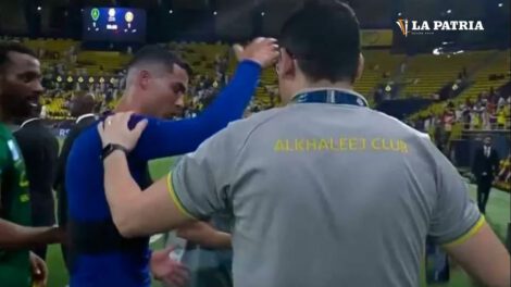 Cristiano Ronaldo empuja a auxiliar tras el empate del Al Nassr