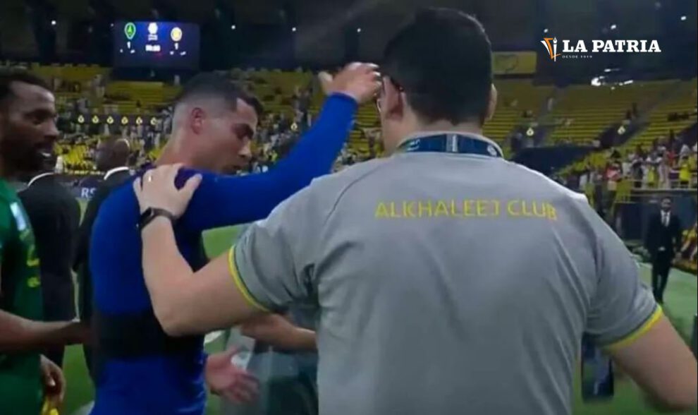 Cristiano Ronaldo empuja a auxiliar tras el empate del Al Nassr