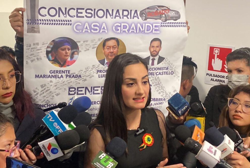 Denuncian uso de autos chutos en la Casa Grande del Pueblo