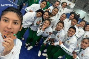 Selección boliviana de futsal con el trofeo y medallas de bronce