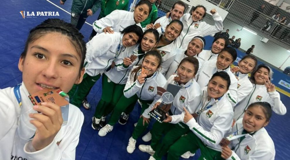 Selección boliviana de futsal con el trofeo y medallas de bronce