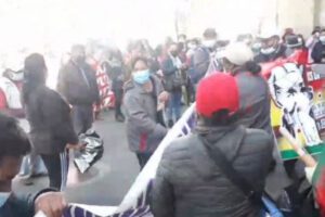 Trabajadores en salud manifestando en las calles de La Paz
