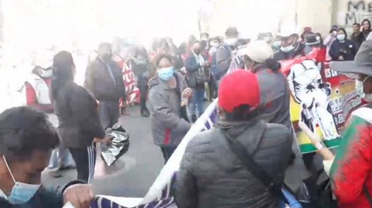 Trabajadores en salud manifestando en las calles de La Paz