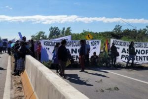 Productores de soya y caña bloquean puente de la Amistad