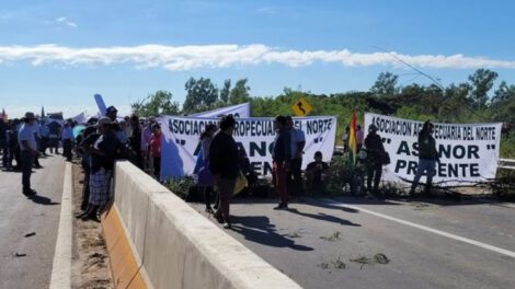 Productores de soya y caña bloquean puente de la Amistad