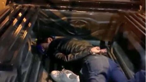 Persecución policial termina en tragedia: niño resulta herido por bala perdida