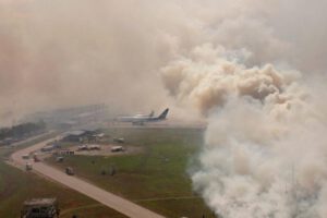 Incendio en pastizales cerca del aeropuerto internacional de Viru Viru