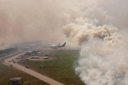 Incendio en pastizales cerca del aeropuerto internacional de Viru Viru