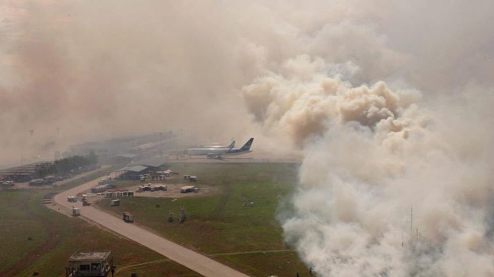 Incendio en pastizales cerca del aeropuerto internacional de Viru Viru