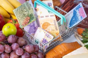 Inflación en Argentina: El billete más alto solo alcanza para comprar un kilo de tomates