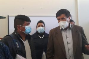 Asambleístas realizando la inspección en el Hospital Oruro Corea