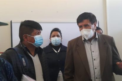 Asambleístas realizando la inspección en el Hospital Oruro Corea