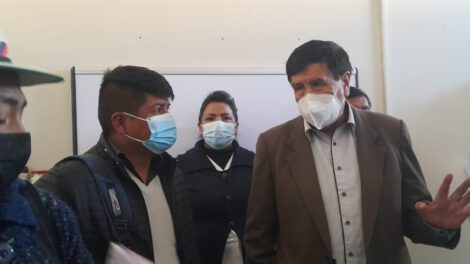 Asambleístas realizando la inspección en el Hospital Oruro Corea