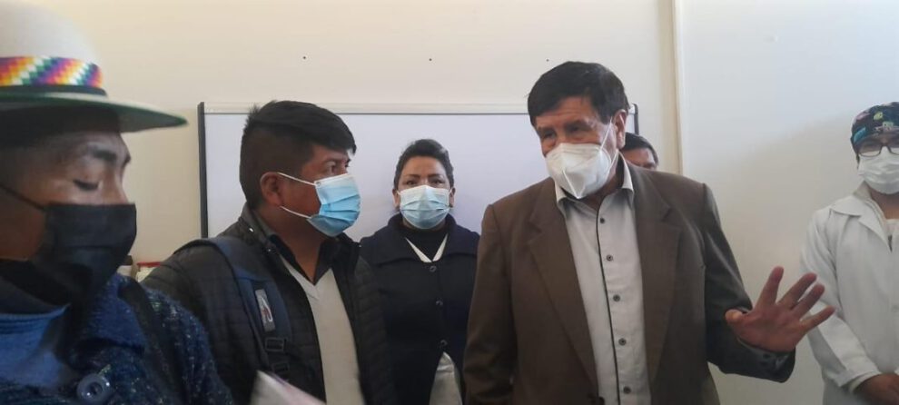 Asambleístas realizando la inspección en el Hospital Oruro Corea