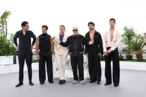 Pedro Almodóvar en Cannes 2023 presentando su cortometraje Extraña forma de vida