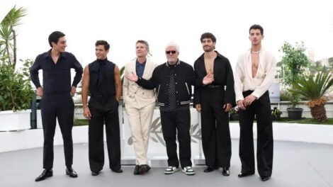 Pedro Almodóvar en Cannes 2023 presentando su cortometraje Extraña forma de vida