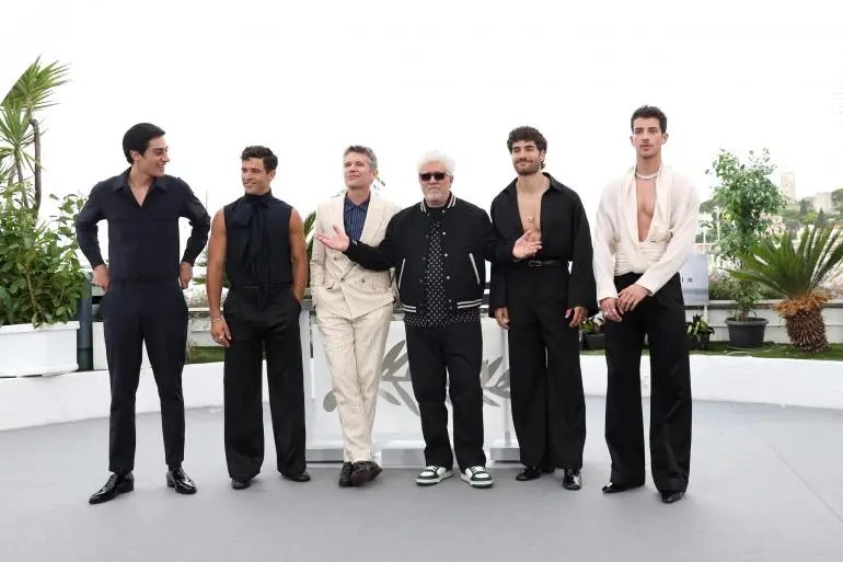 Pedro Almodóvar en Cannes 2023 presentando su cortometraje Extraña forma de vida