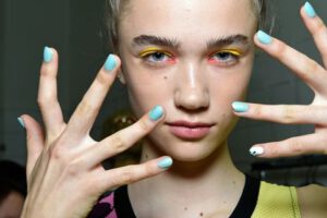 Imagen de una chica con uñas saludables