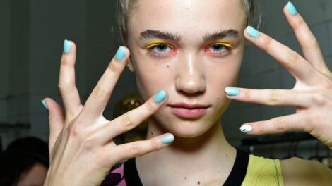 Imagen de una chica con uñas saludables