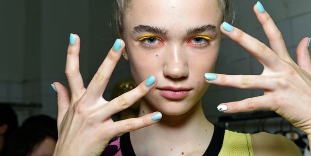 Imagen de una chica con uñas saludables