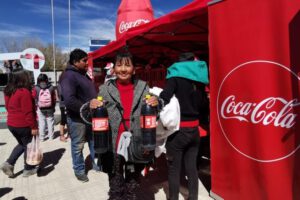 Coca Cola intercambia refrescos por botellas durante la Feria del Día Mundial del Reciclaje
