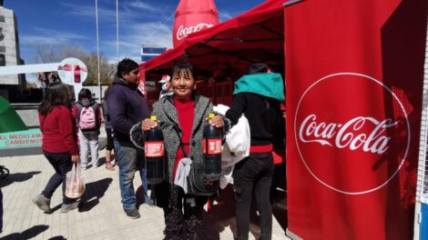 Coca Cola intercambia refrescos por botellas durante la Feria del Día Mundial del Reciclaje