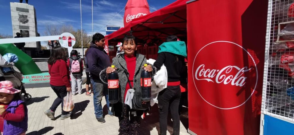 Coca Cola intercambia refrescos por botellas durante la Feria del Día Mundial del Reciclaje