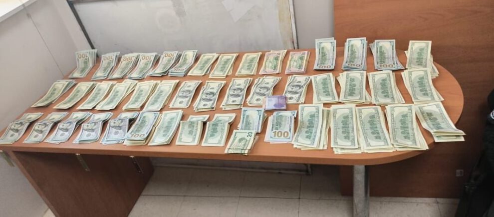 Boliviano con 46 mil dólares ocultos